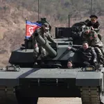 (FOTO) „Moguća naslednica“: Ćerka Kima Džonga Una vozila tenk tokom vojne obuke