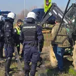 Advokat: Pet osoba uhapšeno na blokadi poljoprivrednika kod Badovinaca, postoji sumnja da je jednom polomljena ruka, a da su drugi pretučeni