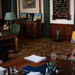 Šon Pen dobio „Oskara“ napravljenog od oštećenog ukrajinskog železničkog vagona nakon sastanka sa Zelenskim