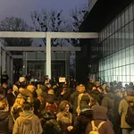 Ispred zgrade Rektorata u Novom Sadu podrška kolegama u Beogradu