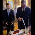 Doboš torta Vučiću za rođendan (VIDEO)