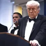 Pucnjava na večeri dopisnika Bele kuće: Tramp evakuisan, Melanija se krila ispod stola, napadač uhapšen, ranjen agent (FOTO, VIDEO)