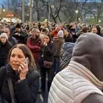 „Vučić kada padne, imaćemo našu zemlju“: Poslušajte prepev starogradske pesme koju su javne ličnosti pevale ispred rektorata