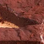 Imate jaja i čokoladu? Napravite sočan kolač bez brašna od samo tri sastojka