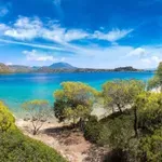 Lutraki, letovalište koje još nije preplavljeno turistima: More je kristalno čisto, a iz tuševa na plaži teče banjska voda