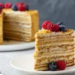 Medovik torta kao iz poslastičarnice – detaljan i provereno uspešan recept