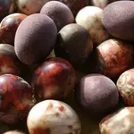 Jaja farbana u crvenom vinu – prirodna elegancija za Uskrs