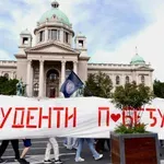 „Jedan ima potres mozga“: Napadnuto i povređeno troje aktivista u Beogradu tokom deljenja nalepnica