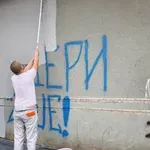 Studenti i građani prekrečili poruke mržnje i grafite na podvožnjaku u centru Subotice