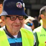 Pesmica i torta za deku Veroljuba: Studenti ga dočekali kod Pravnog fakulteta (VIDEO)