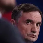 Mađarska oduzela azil odbeglim optuženim bivšim zvaničnicima Poljske, jedan možda u Srbiji