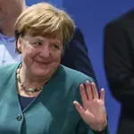 Fajnenšel tajms: Angela Merkel i Mario Dragi mogući pregovarači EU sa Putinom