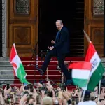Na Trgu Košut u Budimpešti juče se slavila nova vlast: Ministar zdravlja Mađarske ponovio svoj čuveni ples (VIDEO)