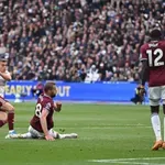 (VIDEO) Kontroverzna odluka u finišu meča Vest Hem – Arsenal koja može odlučiti šampiona, ali i ekipu koja ide u niži rang