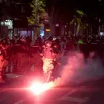 Sukobi demonstranata i policije u centru Beograda: Letele su baklje, odjekivali topovski udari, dosta ljudi je pohapšeno (VIDEO, FOTO)