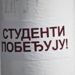 Koju želju zamišljaju studenti u blokadi gledajući u kišu meteora večeras i od koga traže pomoć?