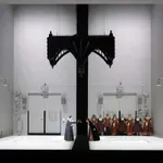 Između retorike bliskosti, demonstracije moći i krhkosti tela: Premijera nove opere Breta Dina „Jedne krvi“ o kraljicama Engleske i Škotske, Elizabeti Prvoj i Mariji Stjuart, u Bavarskoj državnoj operi