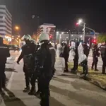 Kordon policije razdvaja pristalice studenata i vlasti u Novom Sadu, jedan građanin povređen (VIDEO, FOTO)