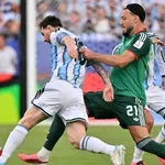 VAR „prespavao“ Mesijev start? Analitičari se slažu – Argentinac je morao dobiti crveni karton