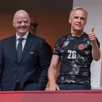 (VIDEO) Premijer Kanade Karni i Predsednik FIFA Infantino se potpisali na zastavu Rusije