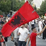 Policija suzavcem protiv antivladine Flamingo revolucije u Tirani