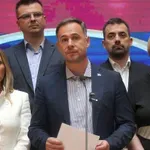 Srbija sve bliža referendumskoj atmosferi: Posle DS-a, ZLF-a, PSG-a i koalicija Narodna Srbija odustala od izborne trke