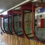 Halo, ima li signala: Da li rade i koristi li neko crvene telefonske govornice?