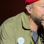 Dejmon Albarn u Zagrebu nosio bedž „Studenti pobeđuju“ i poslao poruku: „Bio sam u Srbiji, tamo se puno stvari dešava“