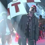 Bedž „Studenti pobeđuju“ je zasijao na svetski poznatom festivalu: Legendarni britanski roker podržao proteste u Srbiji