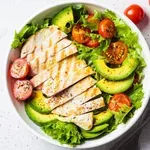 Ova mediteranska salata idealan je letnji obrok, a sadrži manje od 400 kalorija