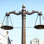 Aktivisti ZLF oblepili trakom novu skulpturu na Terazijama