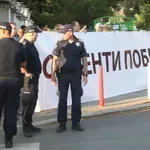 Tišina ispred zgrade policije u Kruševcu od koje se traži da vrati transparent Studenti pobeđuju