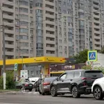 U Rusiji zalihe goriva sve manje: Nastavnici pod pretnjom otkazom angažovani kao „redari“ na pumpama, moguće uvođenje sistema „par-nepar“
