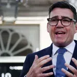 Pitali su novog premijera Britanije da li će se suprotstaviti Trampu: „Interesi države na prvom mestu“