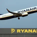 Oštećenje prozora na avionu u Solunu možda izazvao ‘strani predmet’: Rajaner