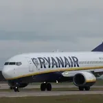 ‘Bilo je užasno’: Supruga iz Srbije spasila muža da ne ispadne iz aviona Rajanera