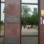 Milićević (SSP): Umesto besplatnih udžbenika i boljih uslova školovanja transparenti „Srbija pobeđuje” u rukama đaka?!