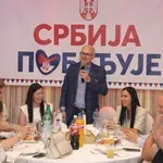 Vučević održao sastanak sa polaznicima Akademije mladih lidera, ali se na fotografiji vidi i jedan ministar