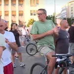 „Pamtimo sva zlodela koja nam je ovaj režim pružio“: Protest u Novom Sadu povodom godišnjice napada na građane