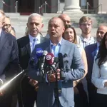 „Vlast predugo stvara u društvu atmosferu nasilja, bahatosti i nekažnjivosti“: Opozicija o napadu na posmatrača Agencije za sprečavanje korupcije kod štanda SNS