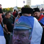 Aplauz za kovčeg, crne majice i visoko podignute zastave: Hiljade ljudi na sahrani Ratka Mladića (FOTO, VIDEO)