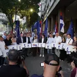 Proevropska koalicija predala izbornu listu, Vučić pecao i slušao Tomu Zdravkovića