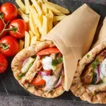 Domaći giros kao iz grčke taverne: Sočno začinjeno meso, caciki i bogat nadev u toplom pita hlebu