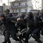 Ministar policije tvrdi da je Francuska na udaru žestokog nasilja, ali ne proglašava vanredno stanje