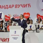 Studenti upozorili: SNS u Nišu za potrebe svog mitinga prekrila pločice sa imenima 16 žrtava nadstrešnice