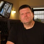 Progovorio o nehumanim uslovima u domu za decu i mlade, pa dva puta ostao bez posla: Priča Petra Vladetića u dokumentarcu „Cena obraza“