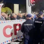 Policija razdvojila pristalice Studentske liste i SNS-a u Kragujevcu (VIDEO)