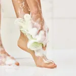 Da li zaista morate da perete noge svaki put kada se tuširate? Dermatolozi imaju odgovor