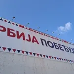 Veliki baner „Srbija pobeđuje“ na Bulevaru oslobođenja u Novom Sadu preliven crvenom farbom