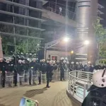 Građani se okupili ispred Pinka, kordon policije štiti zgradu (VIDEO, FOTO)